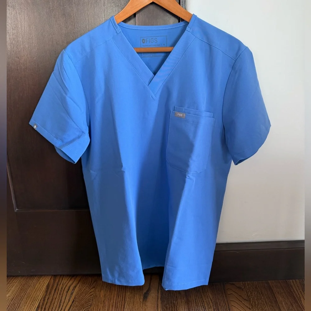Men's FIGS Ciel Blue Leon Three-Pocket Scrub Top™ - Picture 2 of 2